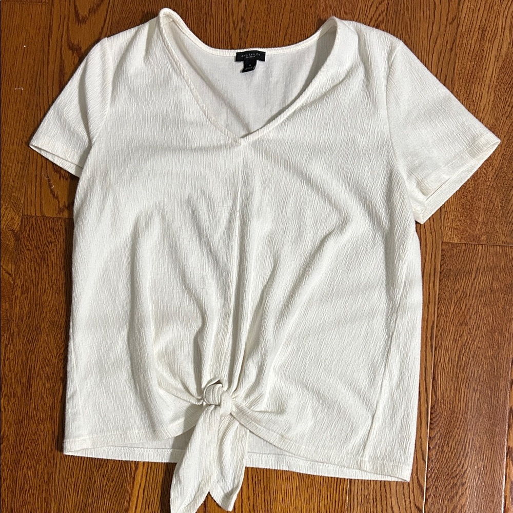 Ann Taylor light weight, textured White V-Neck Tie-Front Tee